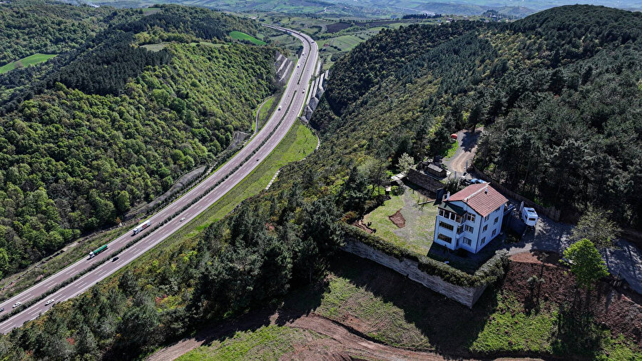 Dağın zirvesindeki yalnız ev yeni sahibini bekliyor