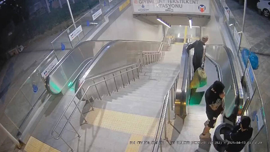 Metroda ilginç olay: İstasyona çöp ve lastik attılar