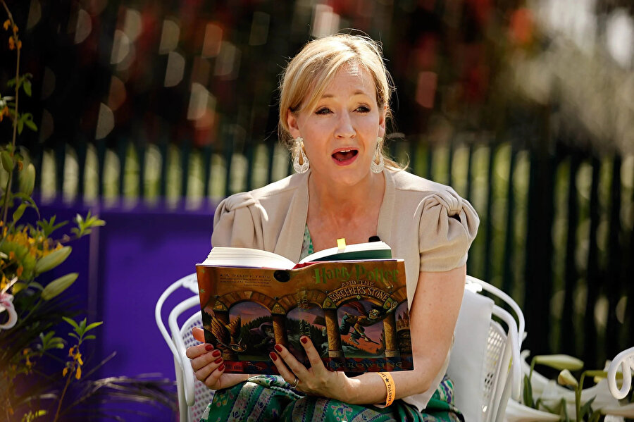 İngiliz yazar J. K. Rowling, "Harry Potter" serisi ile dünya çapında üne kavuşmuştu.