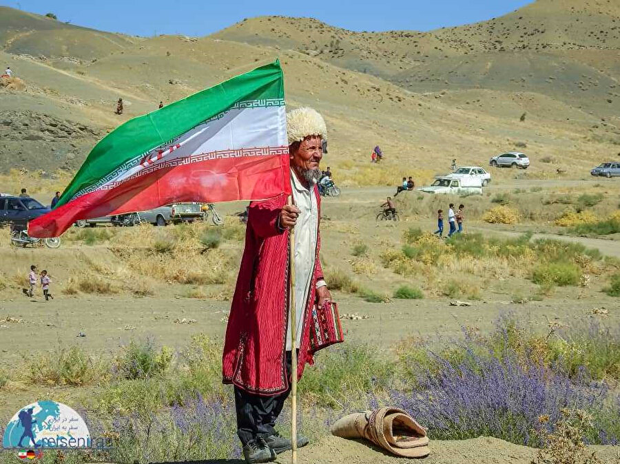 İran Türkmenleri Sünnîlerin Hanefî mezhebinde olmakla birlikte, Türklere en yakın konuşma tarzına sahiptirler.