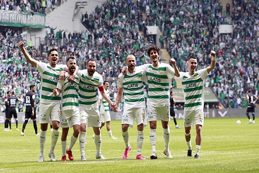 Bursaspor'dan göndermeli koreografi