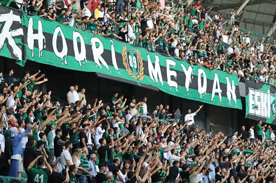 Kocaelispor taraftarlarından şaşırtan protesto