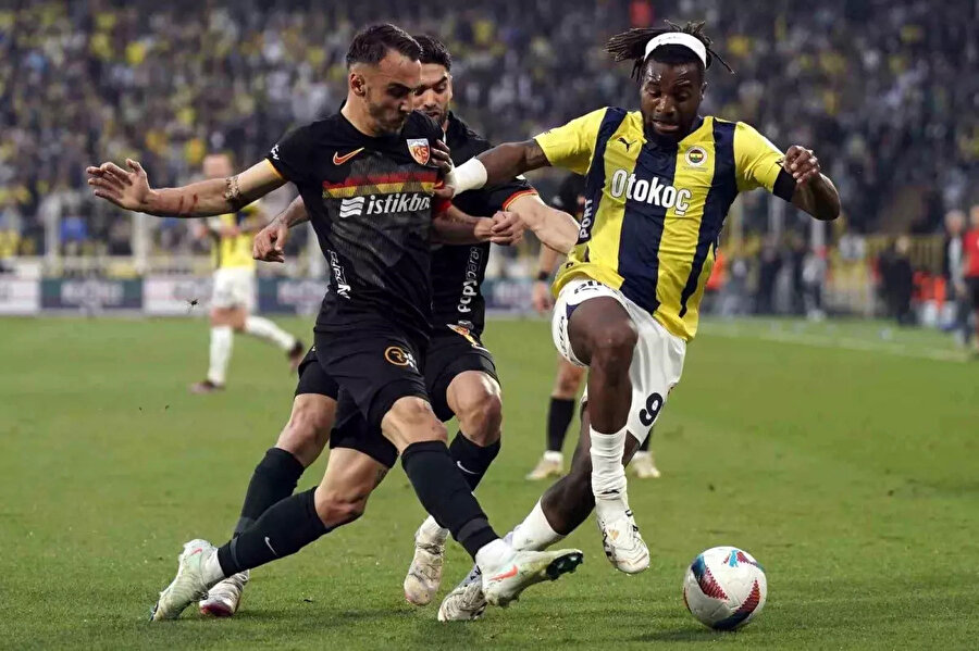 ​Fenerbahçe'ye son dakikada şampiyonluk yolunda ağır darbe: Kayserispor'la berabere kaldı