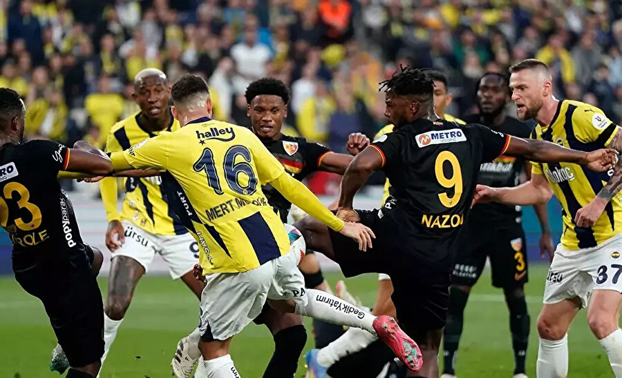 Fenerbahçe'de maç sonrası tribünler karıştı, polis müdahalede bulundu