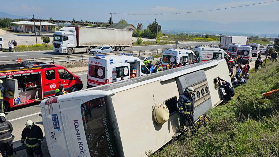 ​Yalova'da yolcu otobüsü devrildi.