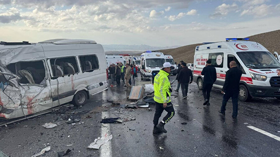 Van'da minibüsle kamyonet çarpıştı.