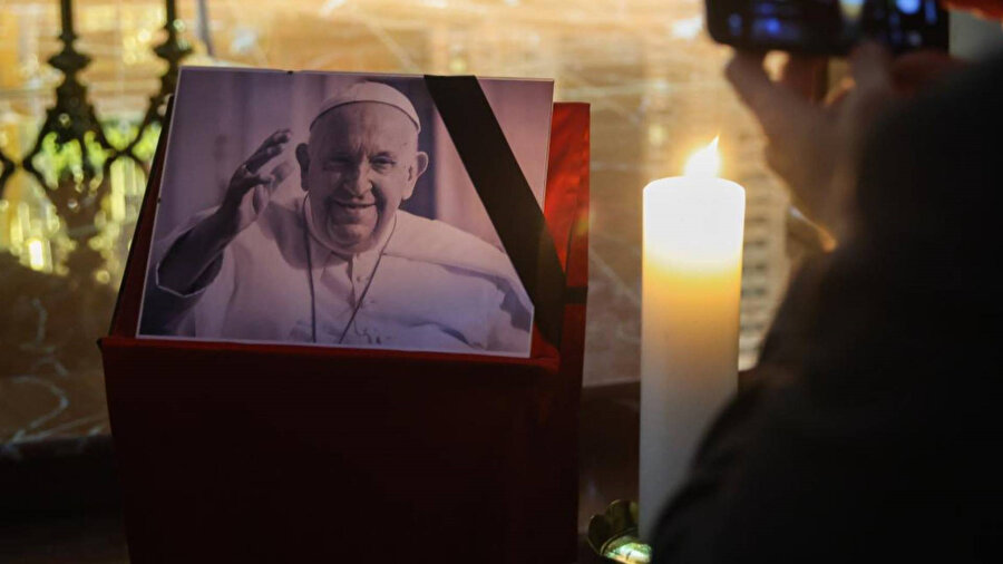 Papa Franciscus'un açık tabut görüntüleri yayınlandı
