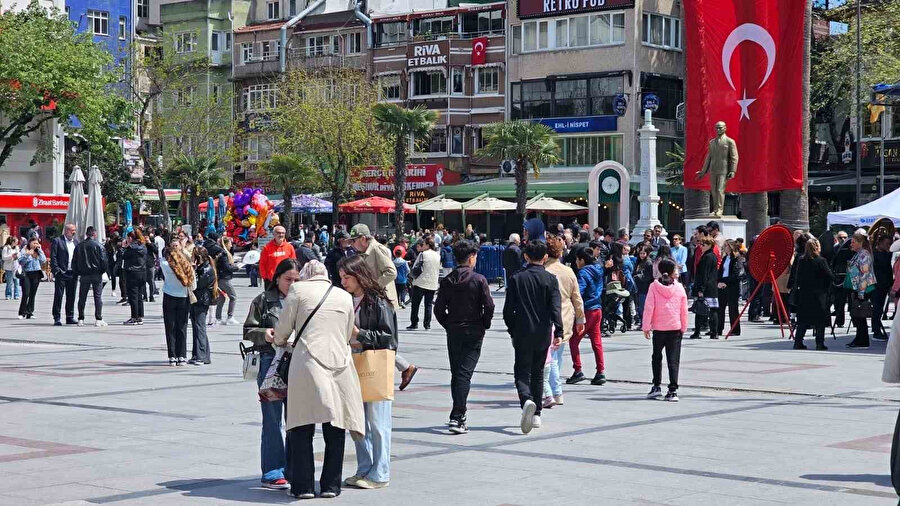 ​ İstanbul'daki depremin hissedildiği şehirlerde ​ halk sokağa döküldü: İşte o anlar