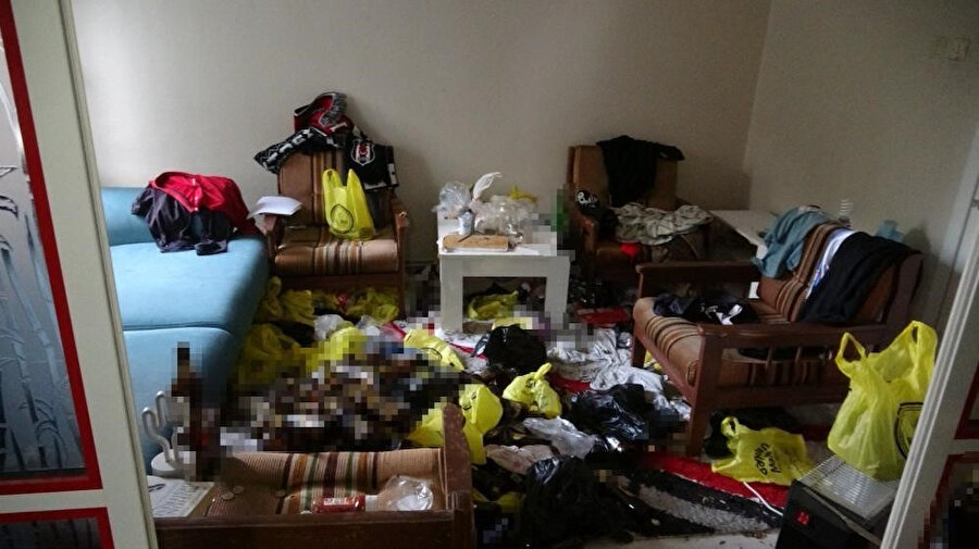 2 hafta annesinin cesediyle birlikte yaşadı.