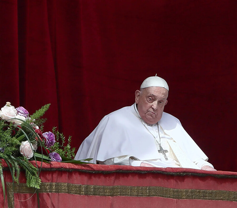 Katoliklerin ruhani lideri ve Vatikan Devlet Başkanı Papa Franciscus, vefatından 1 gün önce, Paskalya’da Vatikan şehrindeki Aziz Petrus Bazilikası'nın Kutsama Locası'ndan son kez kendini göstermişti.