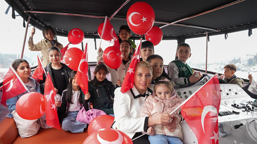 Şehit ve gazi çocukları için İstanbul Boğazı'nda yat turu yapıldı.