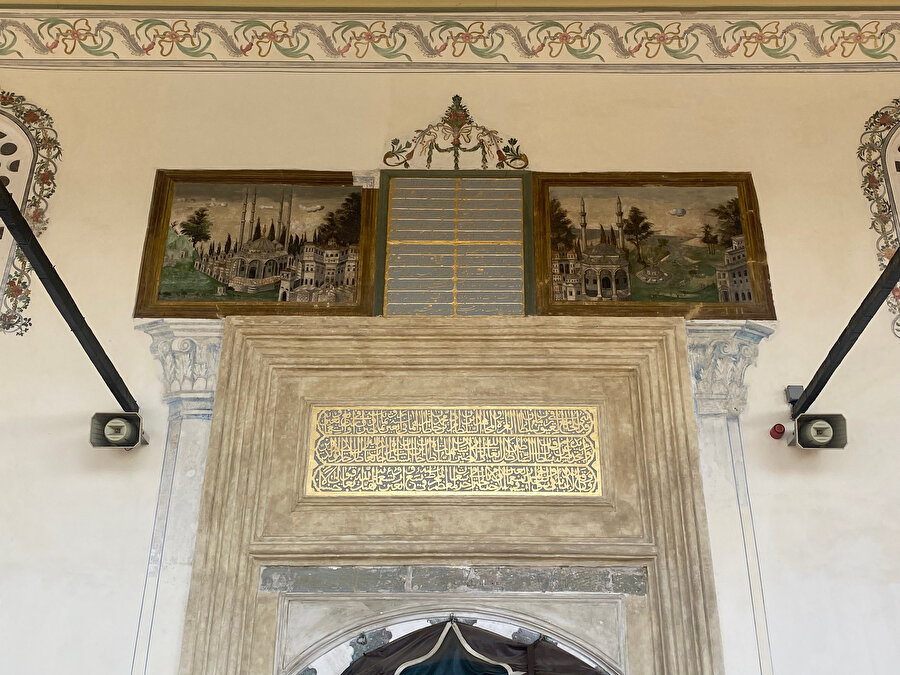 Muradiye Camii’nin cümle kapısındaki kitabeler ve betimlemeler.