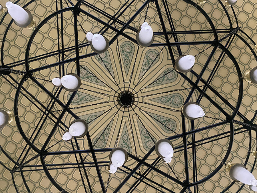 Muradiye Camii tavan göbeğinden detay.