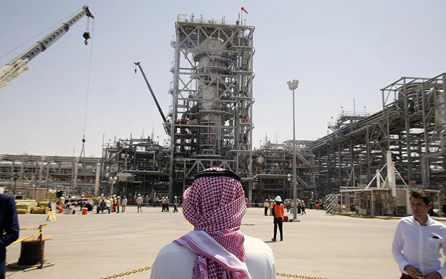 Dünyanın en büyük petrol ihracatçısı olan Suudi Krallığı, üretici grubu OPEC'in Mart ayı raporunda yer alan ikincil kaynaklara göre, şubat ayında günlük yaklaşık 9 milyon varil ham petrol üretti.