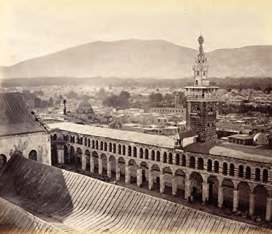 1300 yaşına dayanmış Emevi Camii genç, dinamik görüntüsünün ardındaki olgunluğuyla dile gelse de kimler avlusundaki şadırvandan abdest aldı söylese.