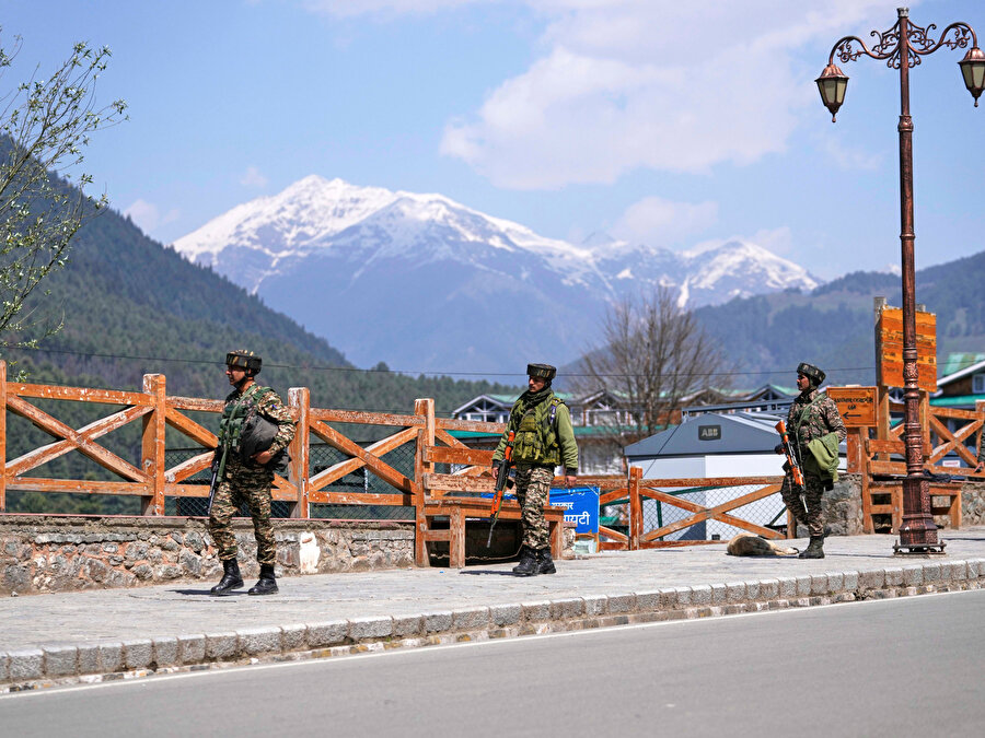 Pakistan'ı yıllardır sivillere yönelik en ölümcül saldırılardan birine katılmakla suçlayan Hindistan, Dünya Bankası'nın on yıllardır müzakere ettiği su paylaşım anlaşmasını askıya alacak ve Pakistan'la diplomatik ilişkilerini düşürecek. 