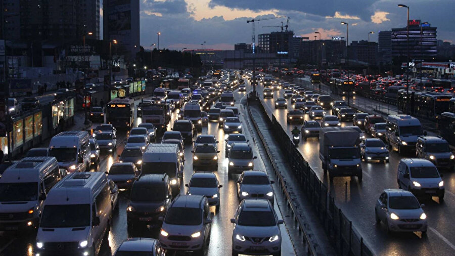 ​İstanbul'da deprem sonrası oluşan trafikte neden şanzımanlı arabalar arıza yaptı?