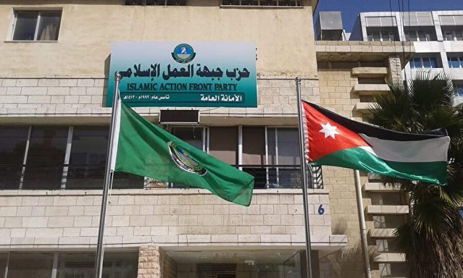 Bölgedeki İhvân-ı Müslimîn'e bağlı siyasî parti olan İslâmî Eylem Cephesi, geçen yıl İsrail'in Hamas'la savaşı nedeniyle düzenlenen kitlesel protestoların yaşandığı dönemde yapılan parlamento seçimlerinde en fazla sandalyeyi kazanmıştı.
