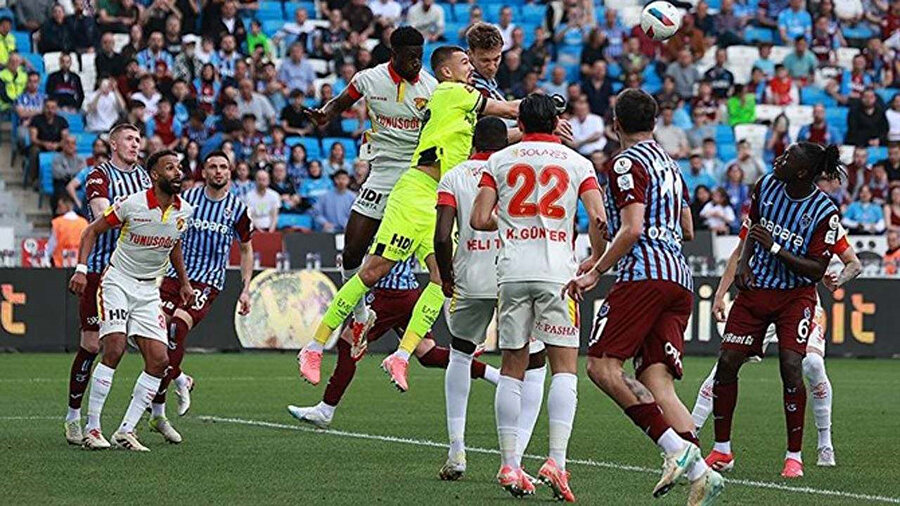 Trabzonspor'un yıldızı hakemle ne konuştu? Maç sırasında yaşanan diyalogu paylaştı
