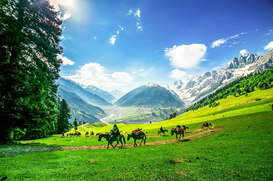 Keşmir, paylaşılamayan doğal zenginlikleriyle dikkat çekiyor.