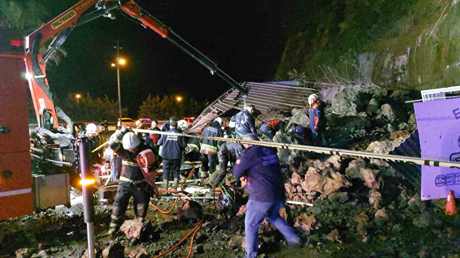 Samsun'da heyelan: Enkaz altında kalanlar var