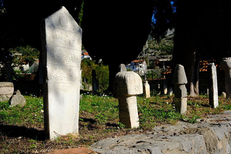 Caminin hâziresinde kıyâmeti bekleyenler.