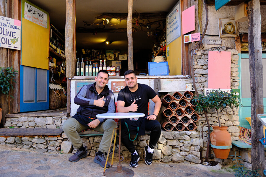 Ömer (solda) ve Yasmin.