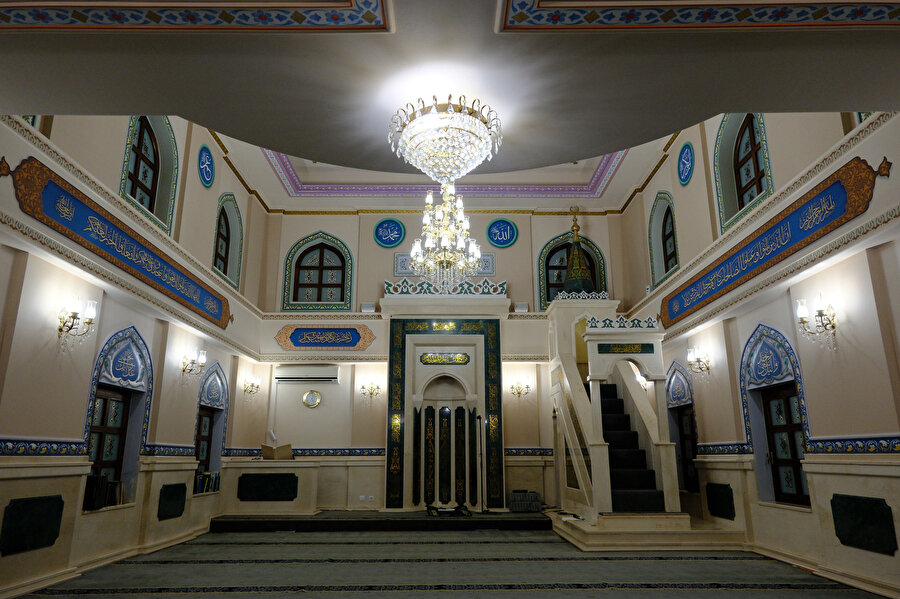 Denizciler Camii’nin içerisinden bir görünüm.