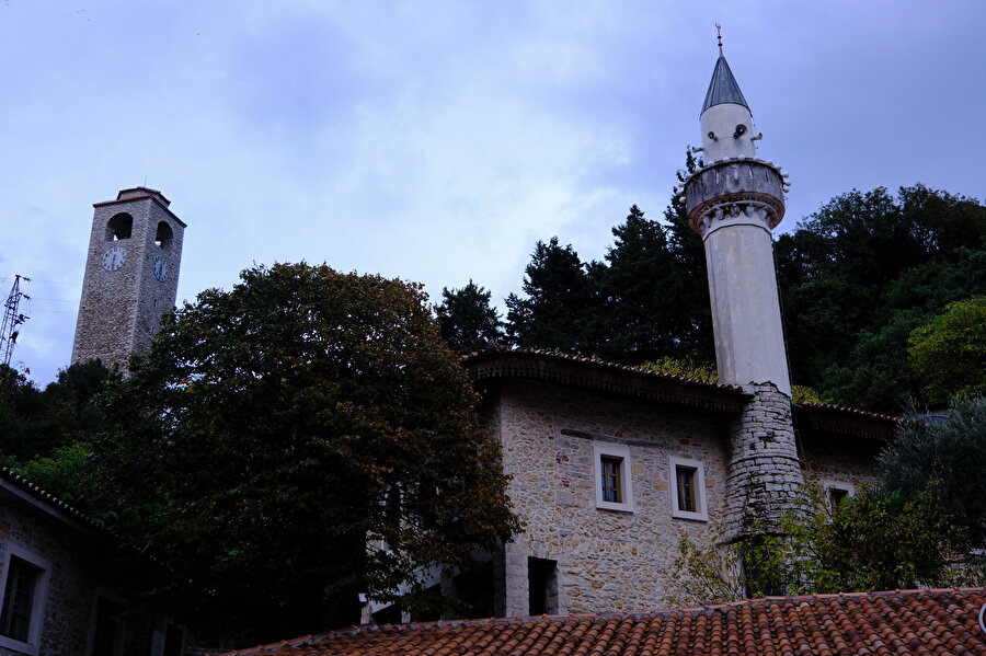 Namazgâh Camii ve Ülgün saat kulesi.