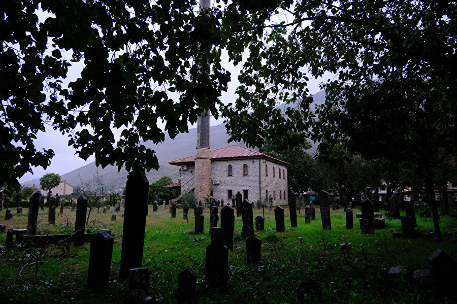 Nizam Camii ve Şehitliği.