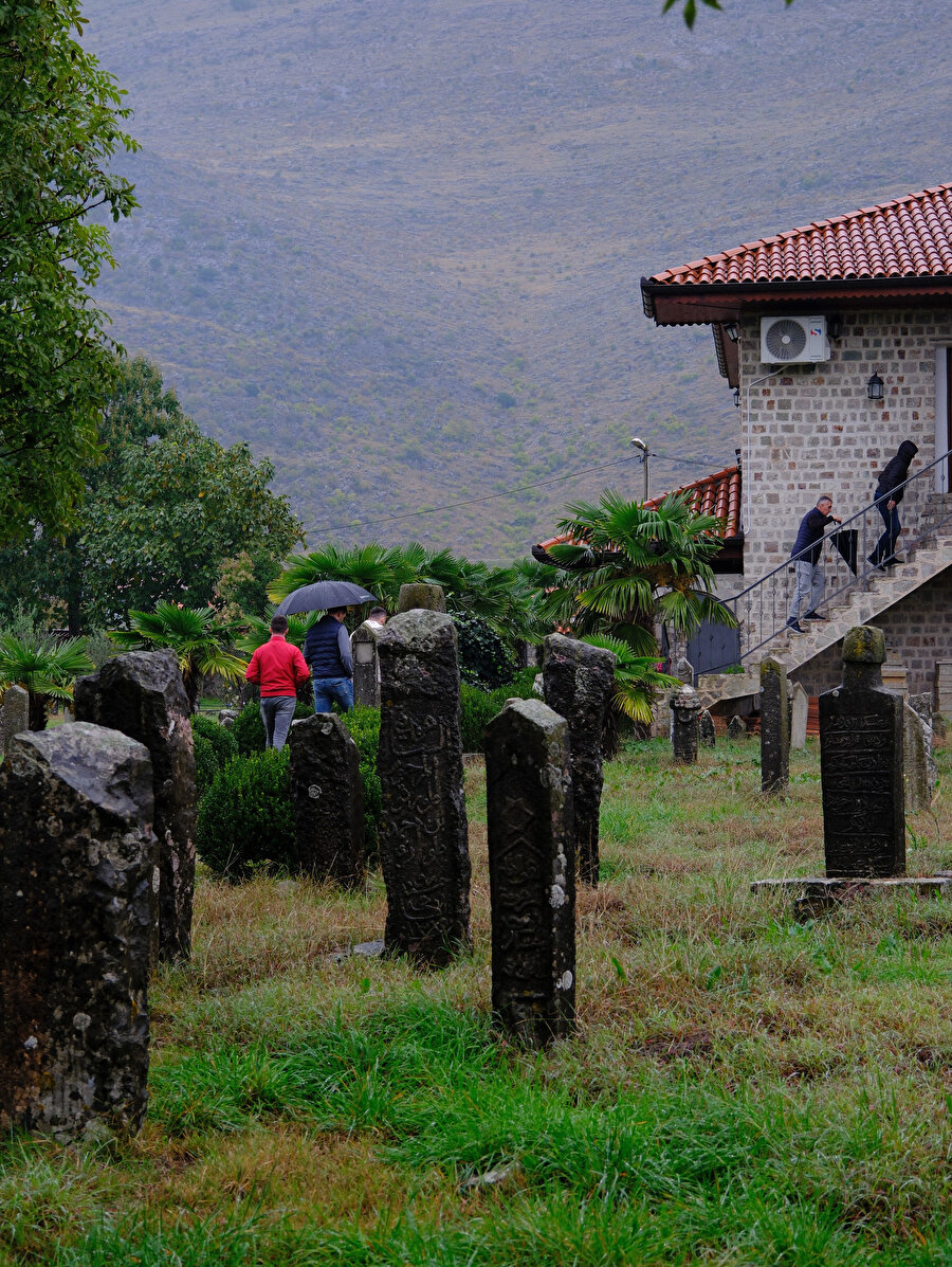 Yağmur altında camiye koşturan cemaat.