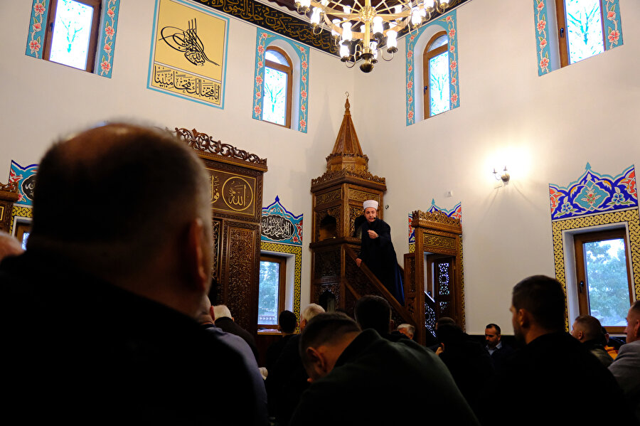 Nizam Camii imamı, hutbeyi îrâd ediyor.
