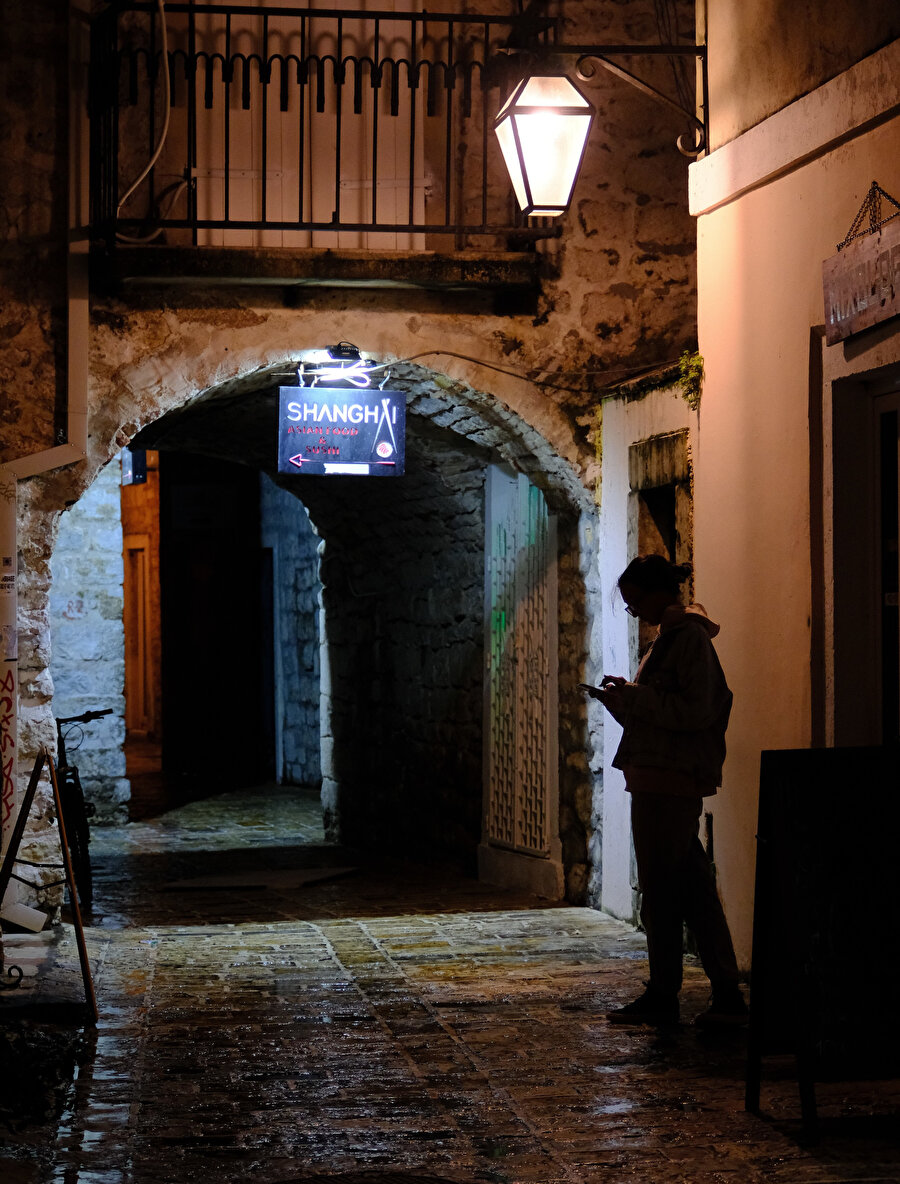 Eski Budva’da akşam.