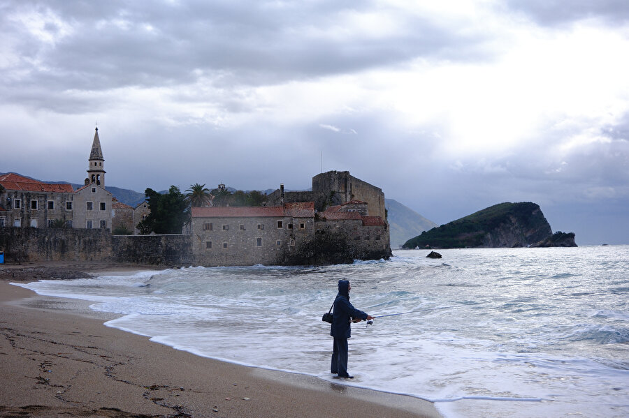Vaftizci Yahyâ Katerali, Budva Hisarı ve balıkçı.
