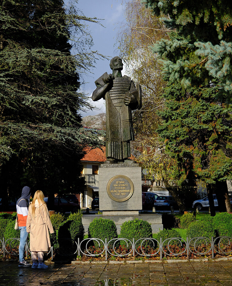 İvan Sırnoyeviç’in heykeli.