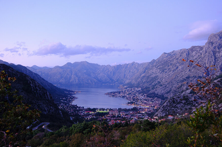 P1 yolundan muazzam Kotor manzarası.