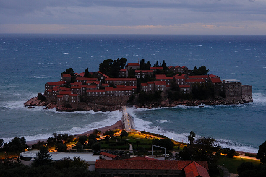 Fırtınalı bir akşamüstünde, Sveti Stefan.