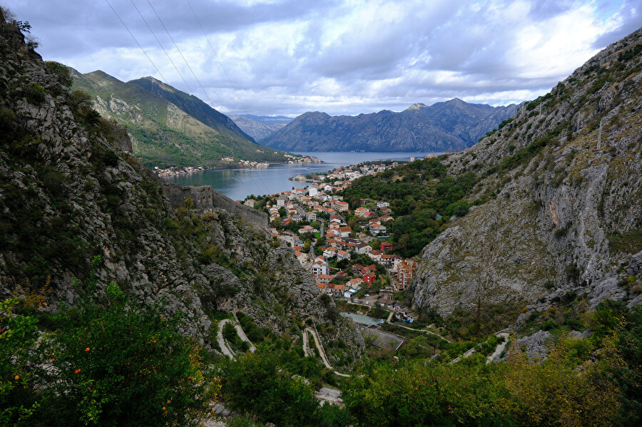 Kotor Merdiveni olarak bilinen patika yolun yukarılarından manzara.