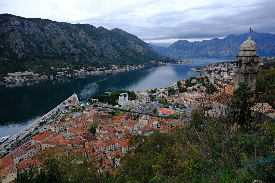 Kaleden Kotor manzarası. Sol altta Eski Kotor, sağda Şifâlı Meryem Ana Kilisesi.