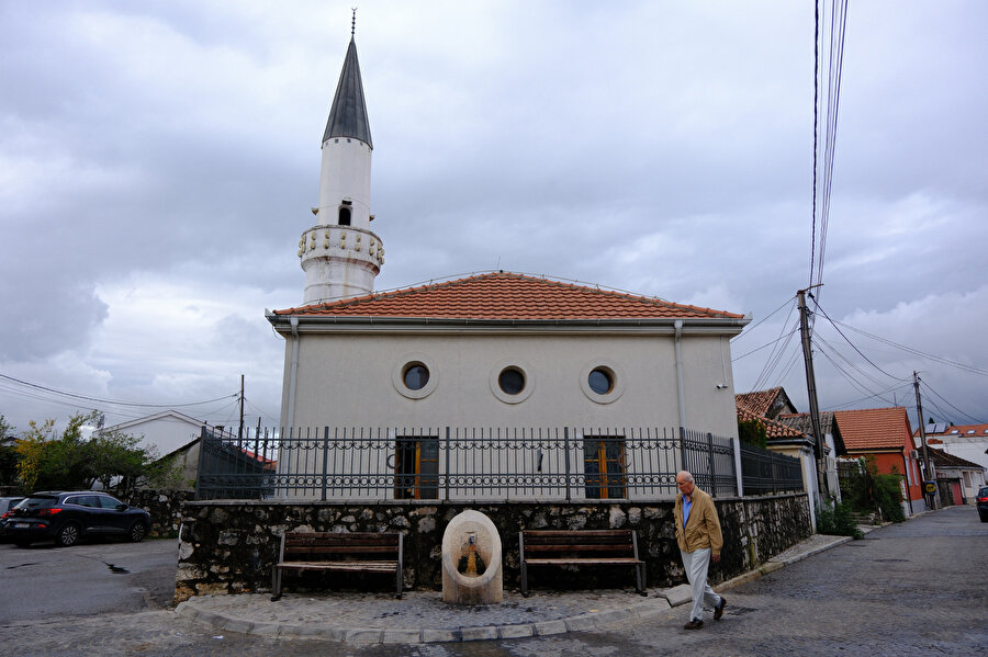 Halil Amca, İskender Çavuş Camii önünde.