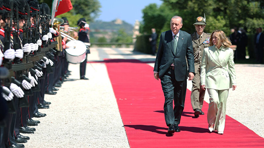 Erdoğan İtalya'da Meloni tarafından resmi törenle karşılandı: Sembolik villada görüştüler