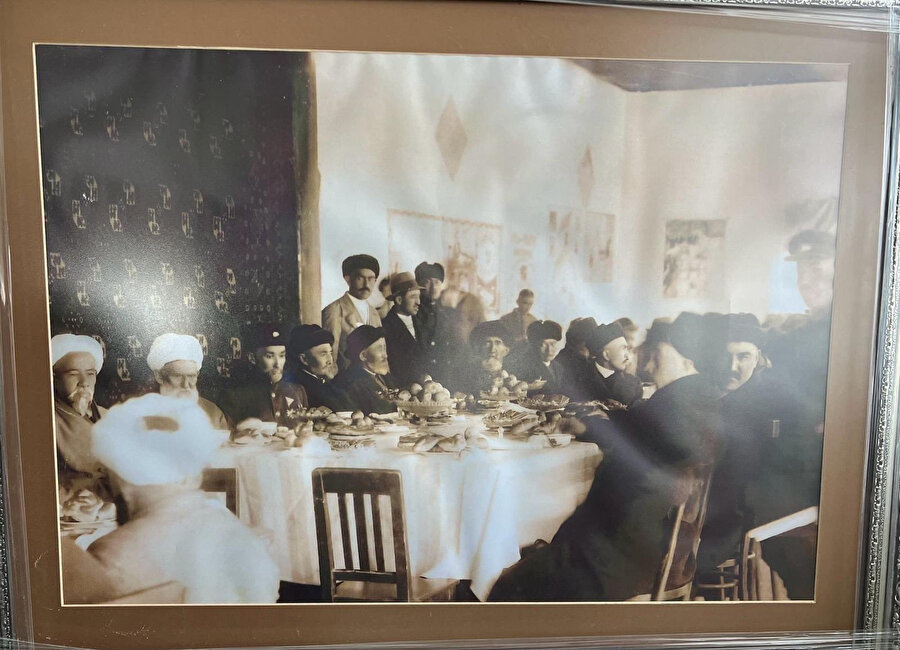 Türkistan’ın en çalkantılı devrinden birinde yaşayan ve Doğu Türkistan Cumhuriyeti'nin ilk cumhurbaşkanı olan Alihan Töre (soldan 3.), devri gibi hareketli ömrü boyunca Rusların Batı, Çinlilerin Doğu Türkistan’da var olma ve her ikisini Türkistan’dan atma mücadeleleri içinde geçmiştir.