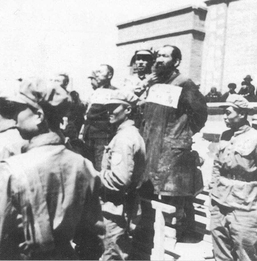 Osman Batur ve diğer esir Müslüman liderler, Çin yönetimi tarafından idam edilmeyi bekliyor.