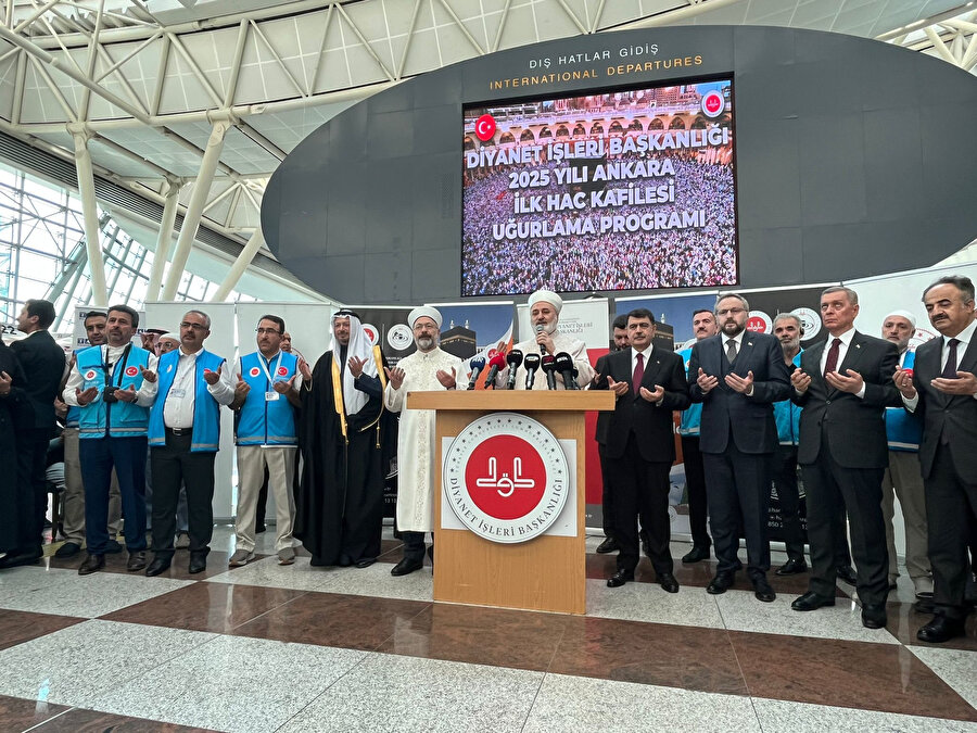 Türkiye'den ilk hac kafilesi uğurlandı: İşte o anlar