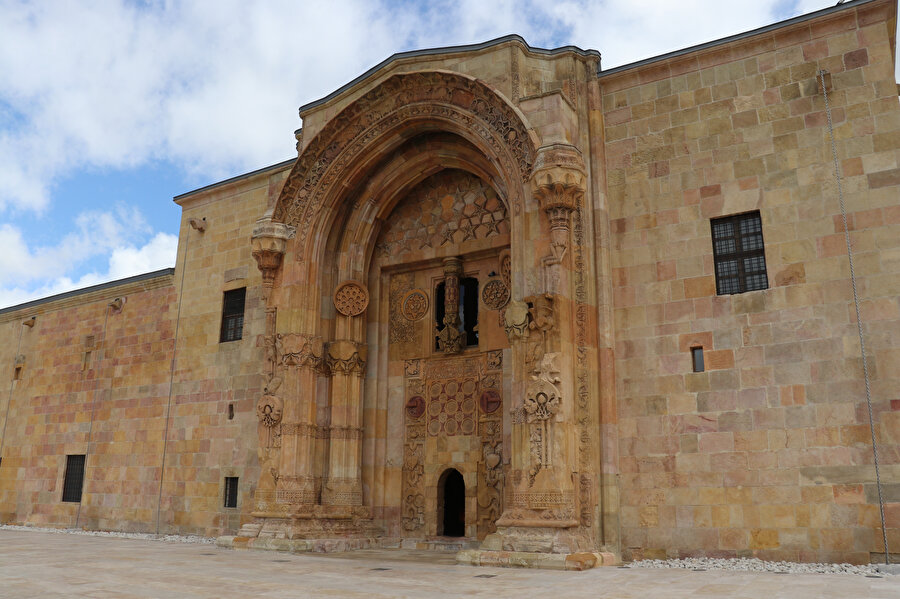 9 yıllık restorasyonun ardından kapılarını açan &quot;Anadolu'nun El-Hamrası&quot; binlerce ziyaretçi ağırladı