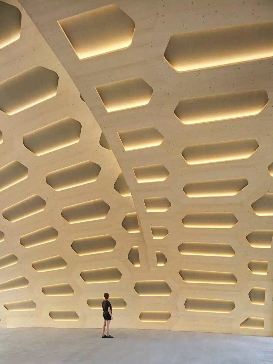 Doğal ışığı maksimize eden geniş ve açık alanlar, kullanıcı konforunu artırmaya yardımcı oluyor.