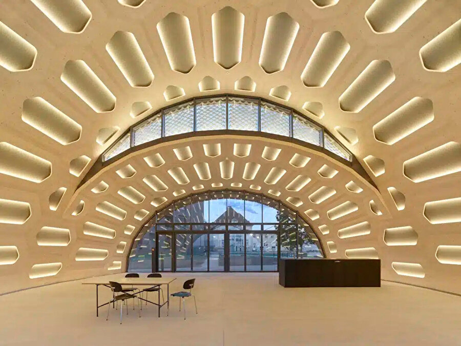 İç mekanlar, biyomimetik felsefeyi yalnızca estetik olarak değil, işlevsel açıdan da yansıtıyor.