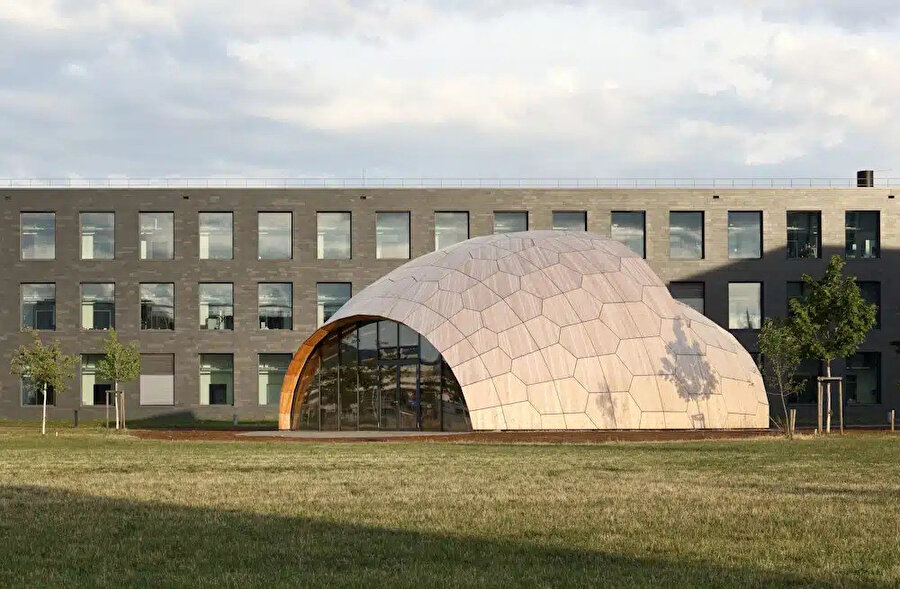 Biyomimetik tasarım sayesinde doğal hava akışı destekleniyor. Bu, mekanik havalandırmaya olan ihtiyacı da azaltıyor.