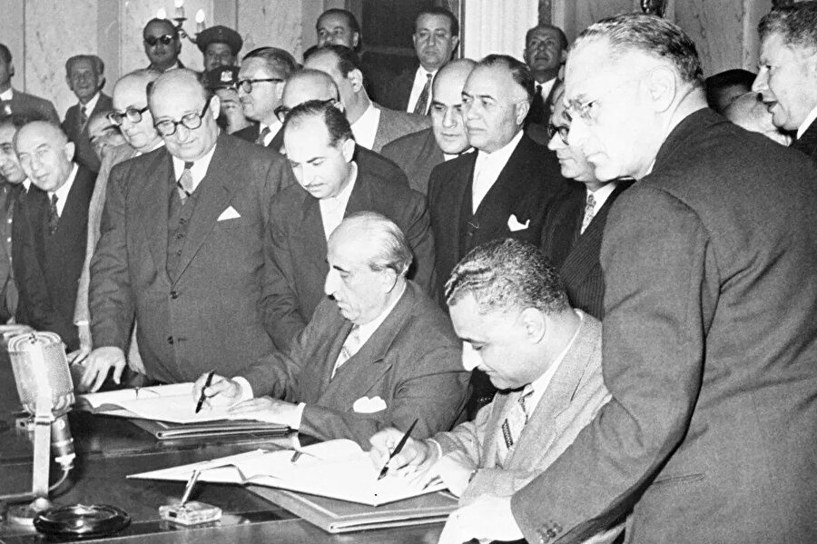 Birleşik Arap Cumhuriyeti'nin kuruluş imzaları atılırken.