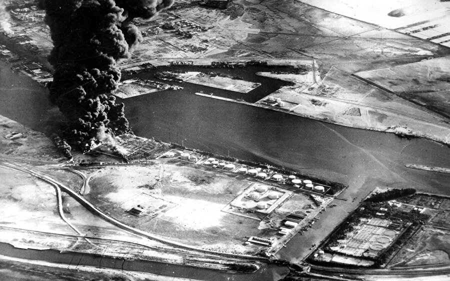 29 Ekim 1956 günü İsrail karadan, Fransa ve İngiltere ise paraşüt birlikleriyle havadan Sina Yarımadası'na çıkarma yaparak Mısır birliklerini yenilgiye uğrattı.